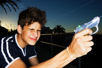 مطلب مرتبط: چرا برخی افراد کنترل خود را از دست می‌دهند؟ نگاهی علمی به ریشه‌های خشونت 