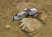 عکسی از بزرگ ترین ردپایی که از یک دایناسور به دست آمده و مشخصات صاحب آن