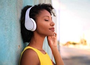 6 بهترین روش تقویت لیسنینگ زبان (و دانلود رایگان منابع)