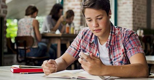 مهارت شنیداری چیست؟ 5 بهترین اپلیکیشن تقویت لیسنینگ