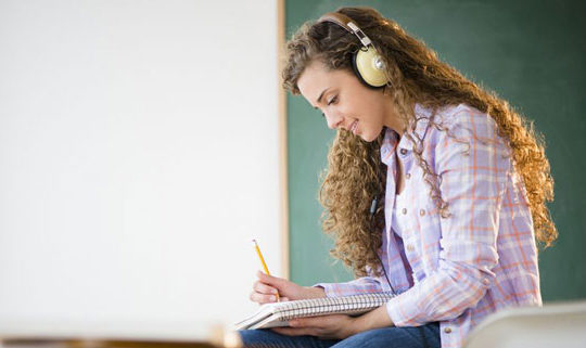 چگونه انگلیسی را کاملا روان صحبت کنیم؟ (و دانلود منابع)