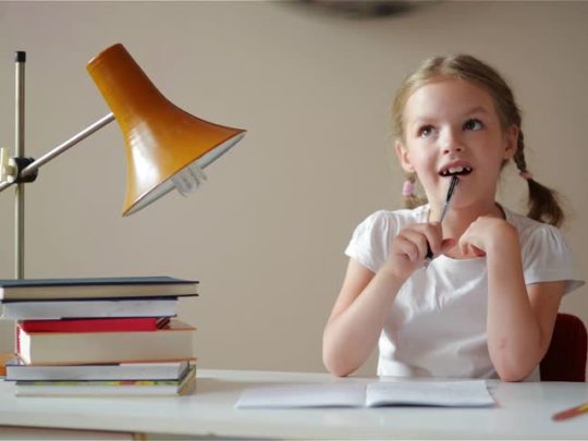 چگونه زبان انگلیسی خود را تقویت کنیم؟ (بهترین راه+ منابع)