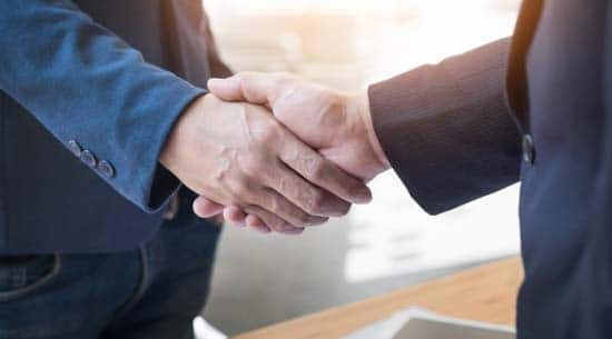 40 مهم ترین قواعد رفتار/زبان بدن در فرهنگ انگلیسی زبان ها