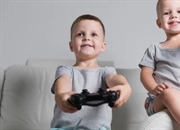 از چه سنی می توان به کودکان اجازه داد تا بازی های ویدیویی انجام دهند؟
