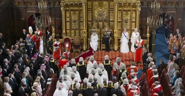 سلطنت مشروطه: نظام حکومتی و تقسیم قدرت بین پادشاه و دولت