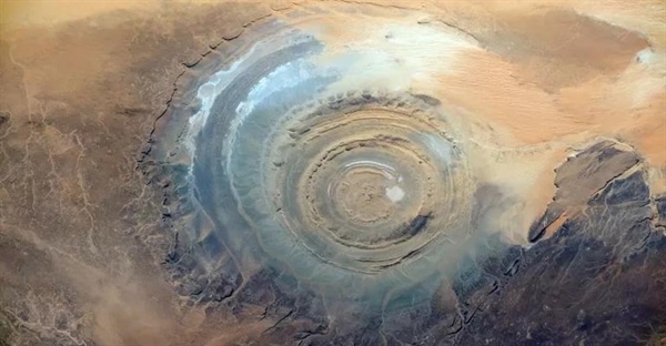 چشم آبی صحرای آفریقا: شگفت انگیزترین ساختار زمین شناسی