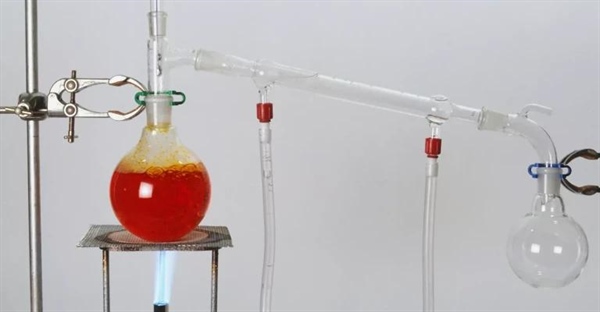 تعریف و کاربردهای تقطیر: فرآیند جداسازی در شیمی و صنعت