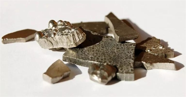 عناصر فلزی در جدول تناوبی: بررسی فلزات قلیایی، خاکی الکالین و فلزات انتقالی