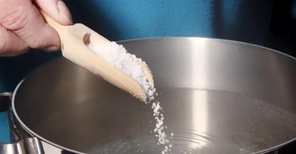 افزایش نقطه جوش آب با نمک: چگونه نمک دما را افزایش می دهد؟