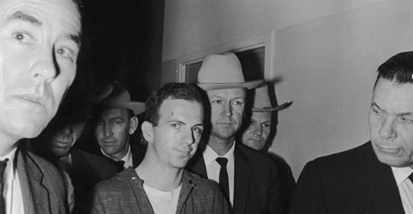 دلیل ترور جان اف. کندی توسط لی هاروی اسوالد: بررسی انگیزه ها و نظریه های توطئه