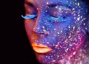 چه چیزهایی زیر نور سیاه می درخشند؟