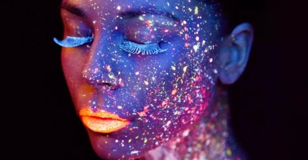 چه چیزهایی زیر نور سیاه می درخشند؟