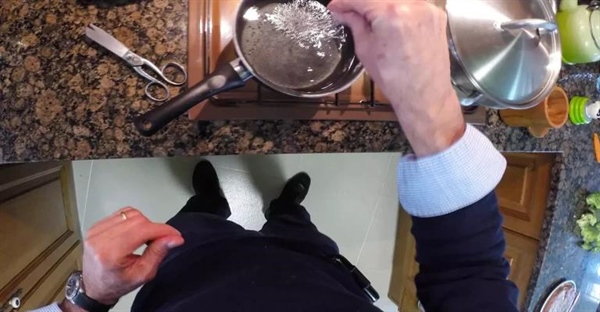 چرا به آب در حال جوشیدن نمک اضافه میکنیم؟