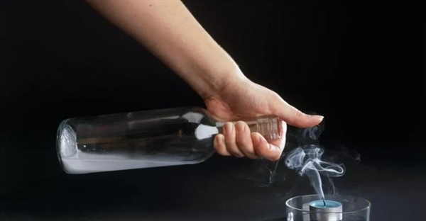 خاموش کردن شعله شمع با دی اکسید کربن: یک آزمایش علمی جذاب