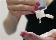 مقایسه ی مواد ضدعفونی کننده دست و آب صابون