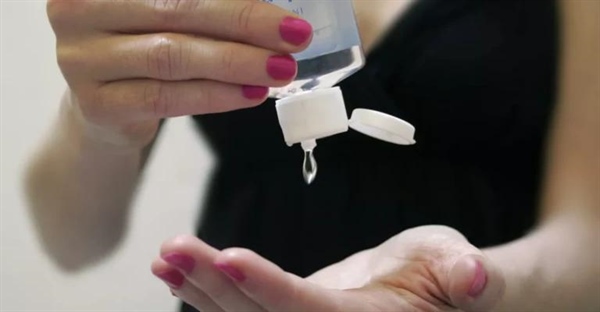 مقایسه ی مواد ضدعفونی کننده دست و آب صابون