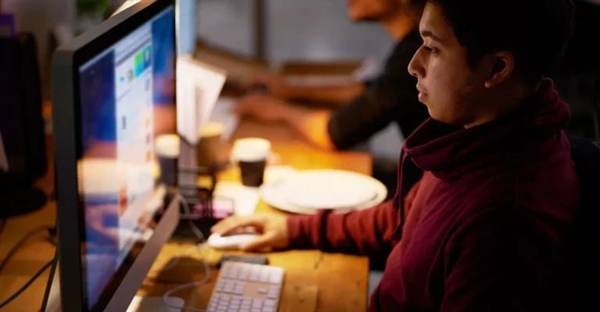 تفاوت طراحی وب و توسعه وب: کدام برای شما مناسب است؟