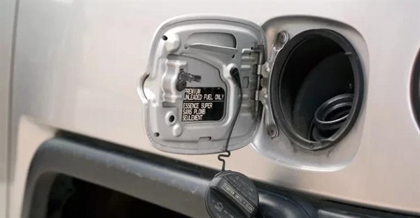 آیا ریختن شکر در باک بنزین واقعاً موتور را نابود می‌کند؟ + راهکارهای رفع مشکل