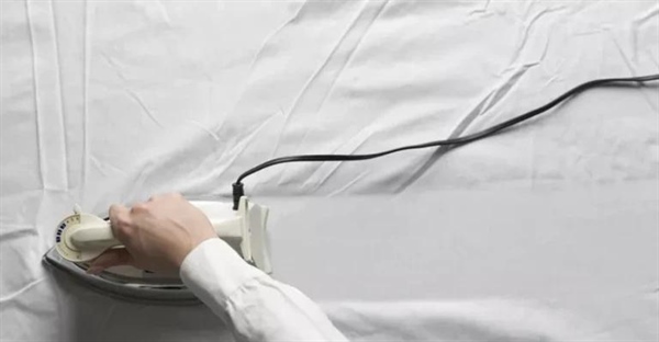 چرا لباس‌ها چروک می‌شوند؟ راهنمای جامع رفع چروک لباس + ترفندهای اتوکشی