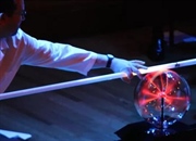 آزمایش علمی جذاب: روشن کردن لامپ فلورسنت با توپ پلاسما!