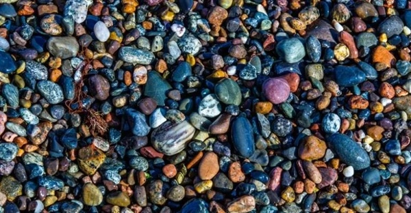 کانی‌های سطح زمین: سفری از کوه‌ها تا سنگ‌های رسوبی (راهنمای جامع)