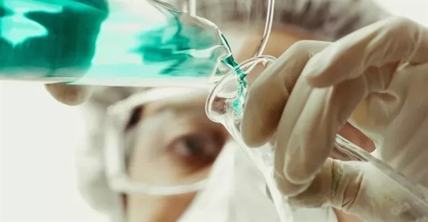 محلول اشباع چیست؟ تعریف، عوامل موثر و مثال‌های کاربردی