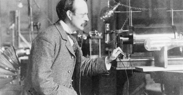 کشف الکترون و نظریه اتمی تامسون: زندگینامه و میراث علمی جی. جی. تامسون