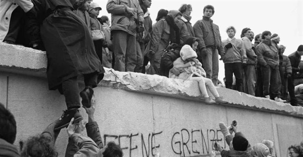 سقوط کمونیسم: از قدرت تا فروپاشی ایدئولوژی