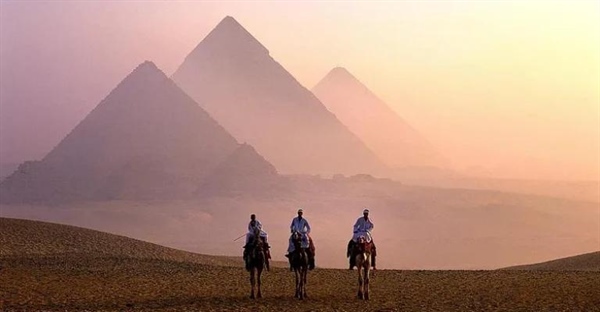 هرم بزرگ جیزه: رازهای شگفت‌انگیز و عظمت پابرجا در قلب مصر