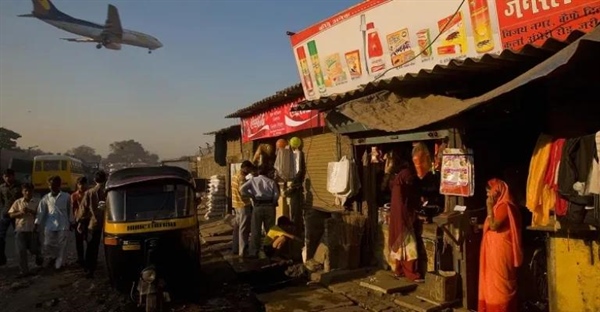 چرا فرار مغزها رخ می‌دهد؟ عوامل، پیامدها و راهکارهای مقابله