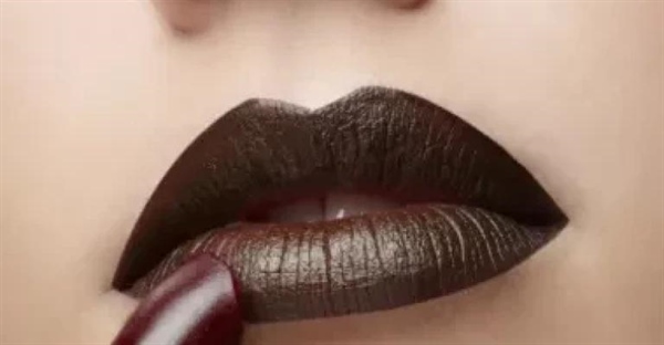 رژ لب: سفری رنگارنگ در تاریخچه این یار همیشگی آرایش