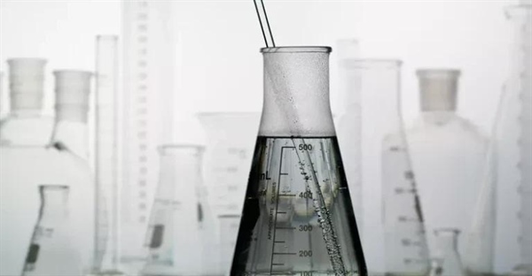 آیا نوشیدن آب سنگین خطرناک است؟ عوارض، فواید و هر آنچه باید بدانید!