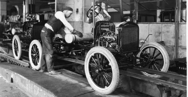 هنری فورد و خط تولید خودرو: انقلابی که جهان را دگرگون کرد