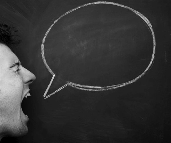 چگونه مودبانه از دیگران بخواهیم سکوت کنند؟ 4 راهکار طلایی برای حفظ آرامش