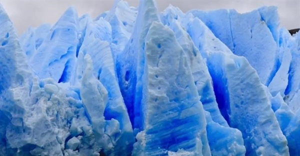 راز آبی بودن یخ: چرا یخچال‌ها و دریاچه‌های یخ‌زده فیروزه‌ای رنگ هستند؟