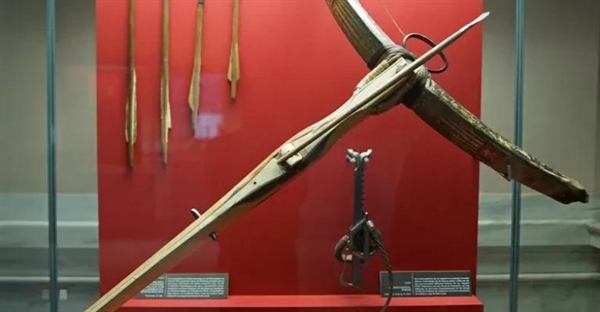 کمان زنبورکی: تاریخچه، مخترع، تاثیرات و حقایق شگفت‌انگیز