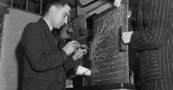 ENIAC: تاریخچه اولین کامپیوتر الکترونیکی جهان و تاثیر آن بر محاسبات مدرن