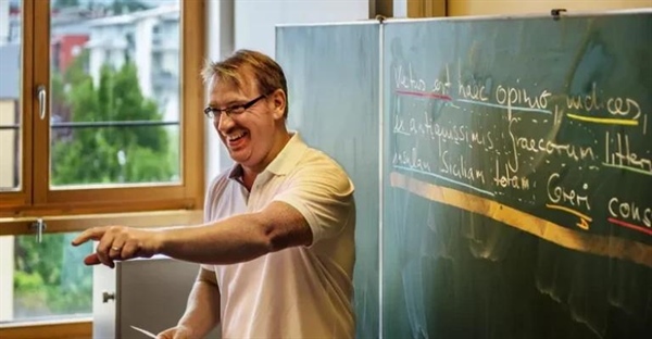 چرا لاتین یاد بگیریم؟ 7 فایده شگفت‌انگیز یادگیری زبان لاتین