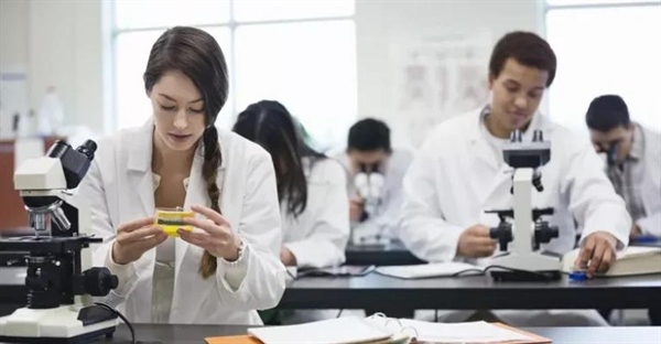 ایمنی در آزمایشگاه شیمی: راهنمای جامع و کاربردی برای دانشجویان و محققان