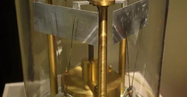 چه کسی زلزله‌سنج را اختراع کرد؟ تاریخچه و تکامل لرزه‌نگارها