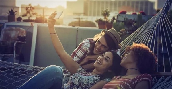 نسل هزاره کیست؟ تعریف، ویژگی‌ها و تاثیر آن‌ها بر محیط کار