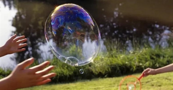 ترفندهای ساخت حباب‌های جهنده: دستورالعمل جادویی برای حباب‌بازی بی‌نهایت!