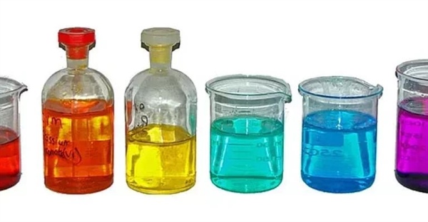 فلزات واسطه: چرا این نام را دارند؟ (دلیل نامگذاری و خواص کلیدی)