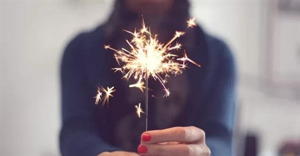 راز درخشش فشفشه: شیمی آتش‌بازی بی‌خطر!