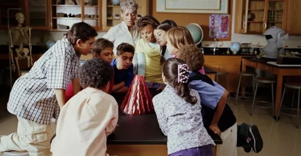 آتشفشان جوش شیرین و سرکه: یک آزمایش علمی جذاب!