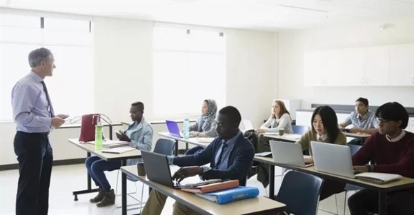 چرا این همه آدم انگلیسی یاد می‌گیرند؟ (+چرا اینقدر مهم است)