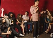 کارائوکه را چه کسی اختراع کرد؟ تاریخچه شگفت‌انگیز پدیده آوازخوانی همگانی