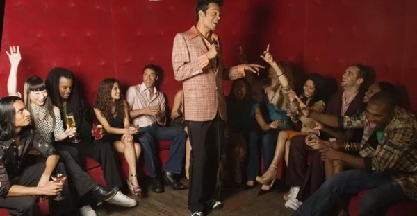 کارائوکه را چه کسی اختراع کرد؟ تاریخچه شگفت‌انگیز پدیده آوازخوانی همگانی