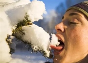 آیا خوردن برف بی خطر است؟ راهنمای جامع ایمنی برف خوردن