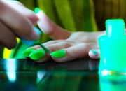 لاک شب تاب: آموزش ساخت لاک درخشان در خانه با ساده‌ترین روش‌ها